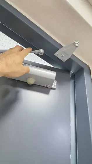 현관문 보수 — 도어클로저 팔 분리